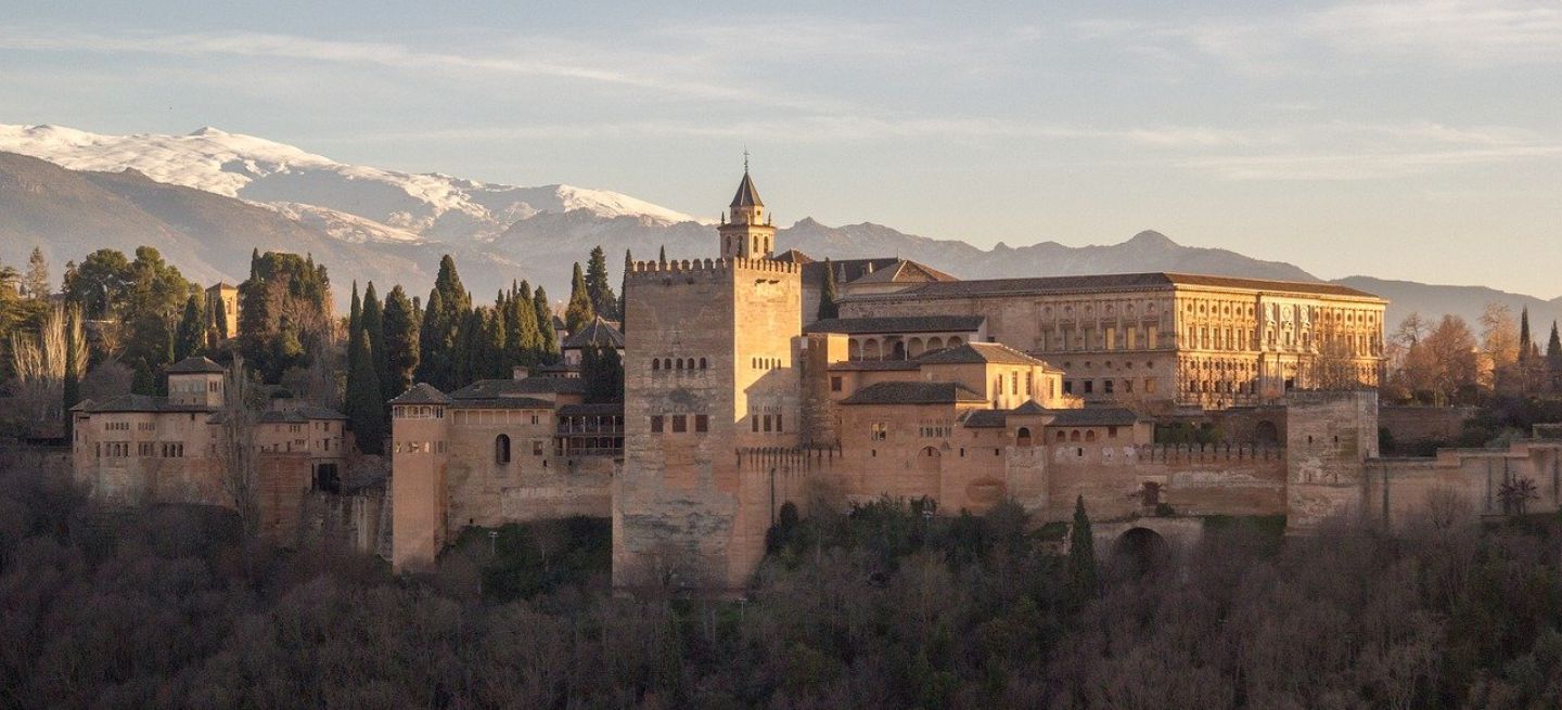 La Alhambra Con Sierra Nevada Al Fondo