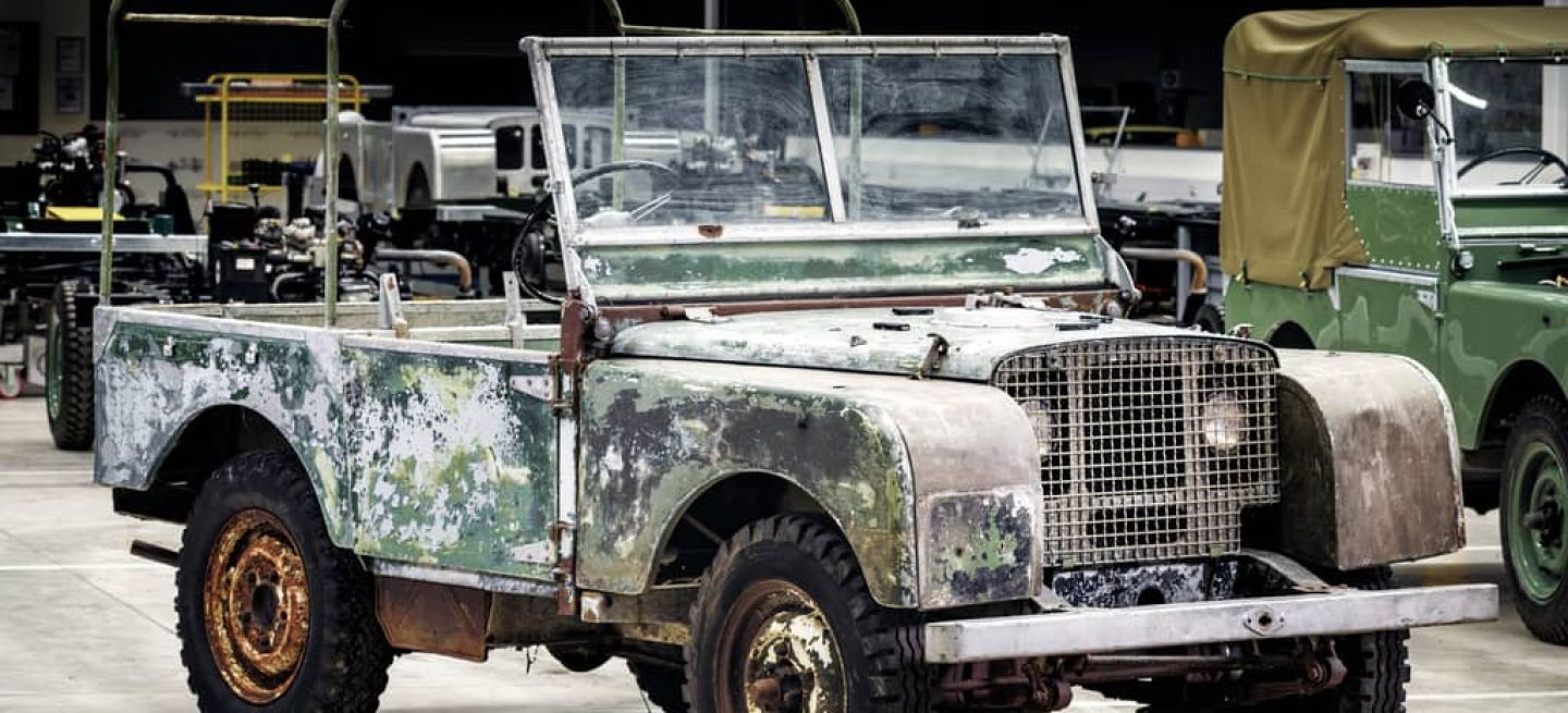 Vista delantera y lateral de un prototipo clásico Land Rover de 1948, aspecto envejecido