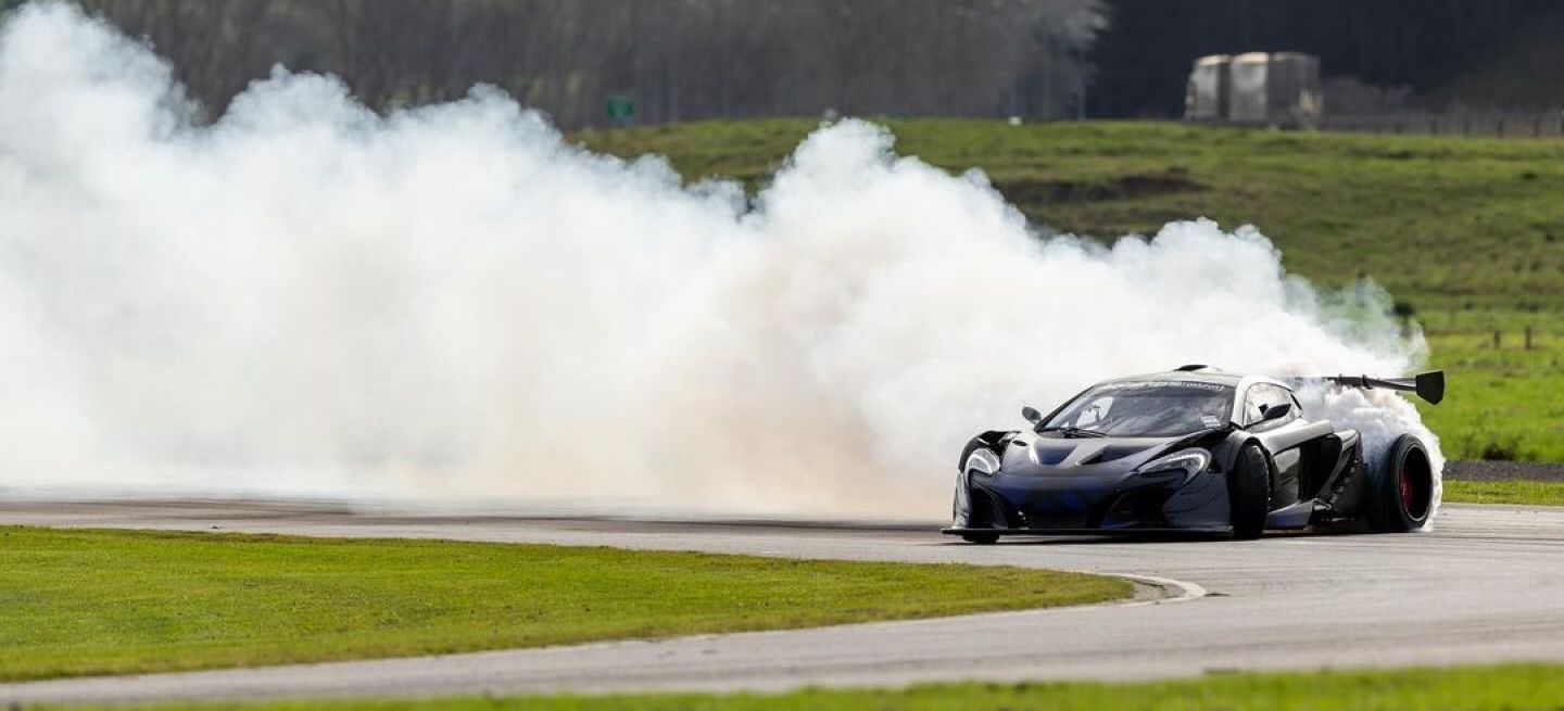 McLaren P1 GTR en pleno derrape, desafiando la pista con su motor rotativo.