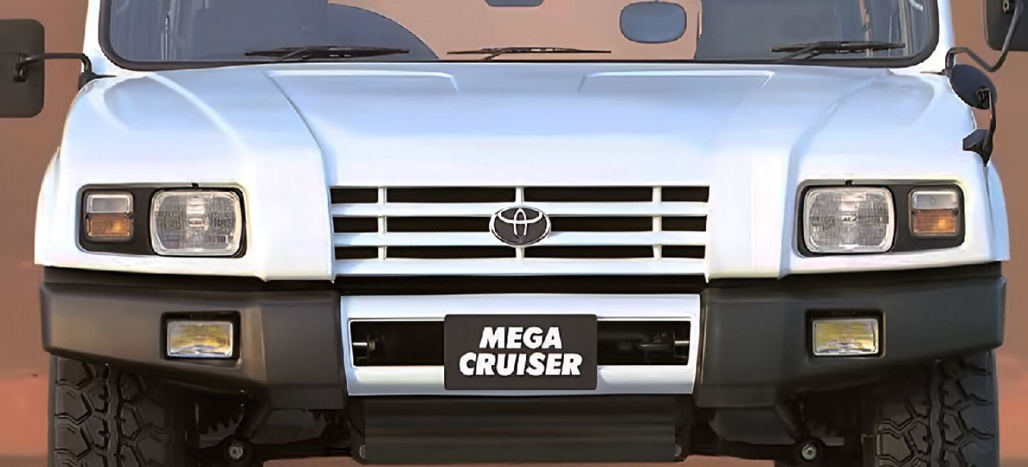 Toyota Mega Cruiser mostrando su robusta delantera.