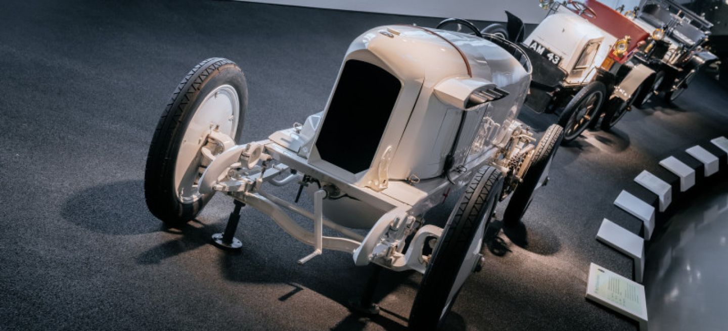 Vista lateral de un Mercedes histórico, resaltando su diseño y aerodinámica únicos.