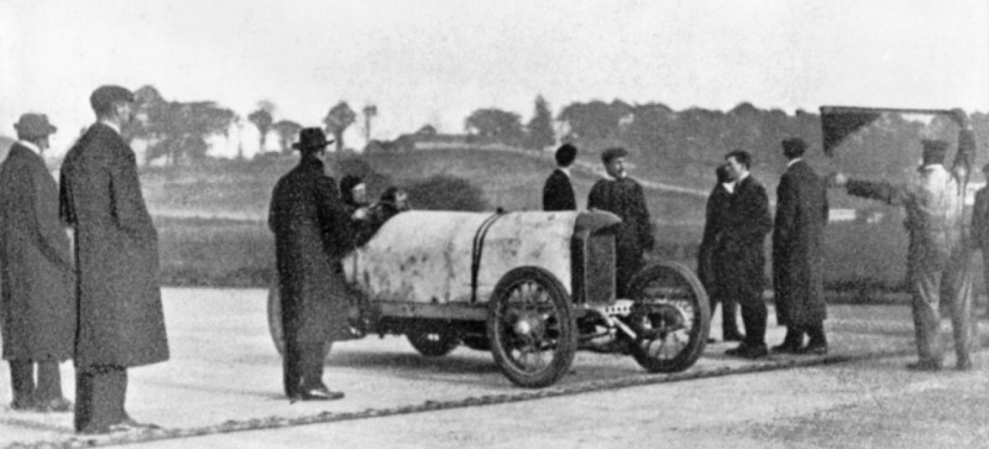 Antiguo Mercedes-Benz en competencia de velocidad, pureza mecánica.