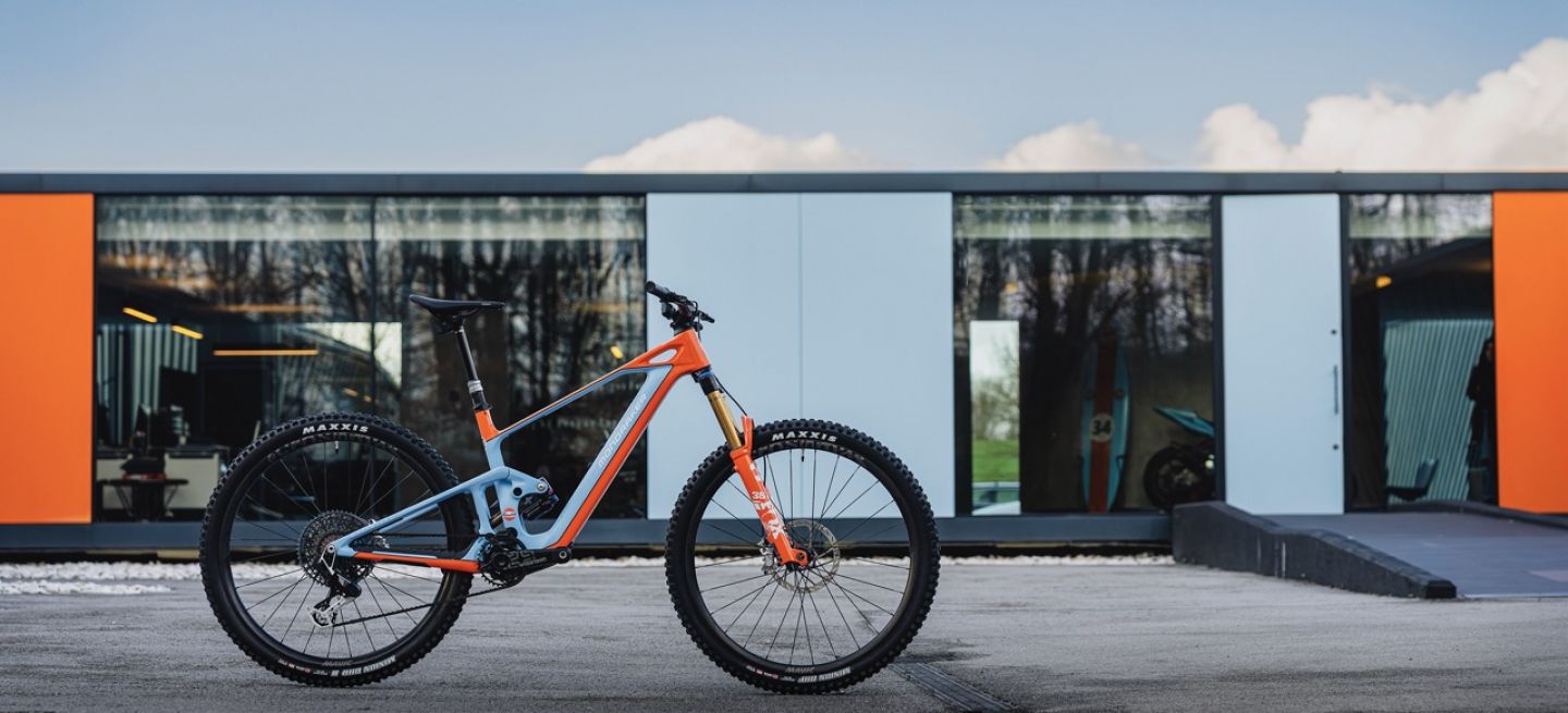 Ebike con colores icónicos de Porsche y Gulf, prometiendo una experiencia 4x4 silenciosa y efectiva.