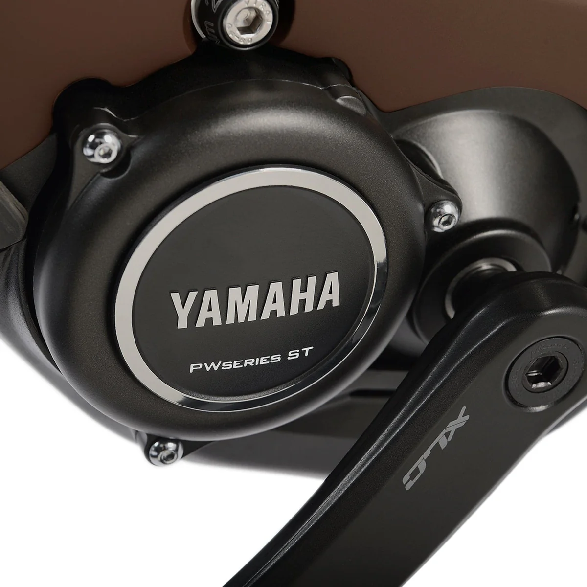 Motor eléctrico Yamaha proporciona potencia confiable en ebike accesible.