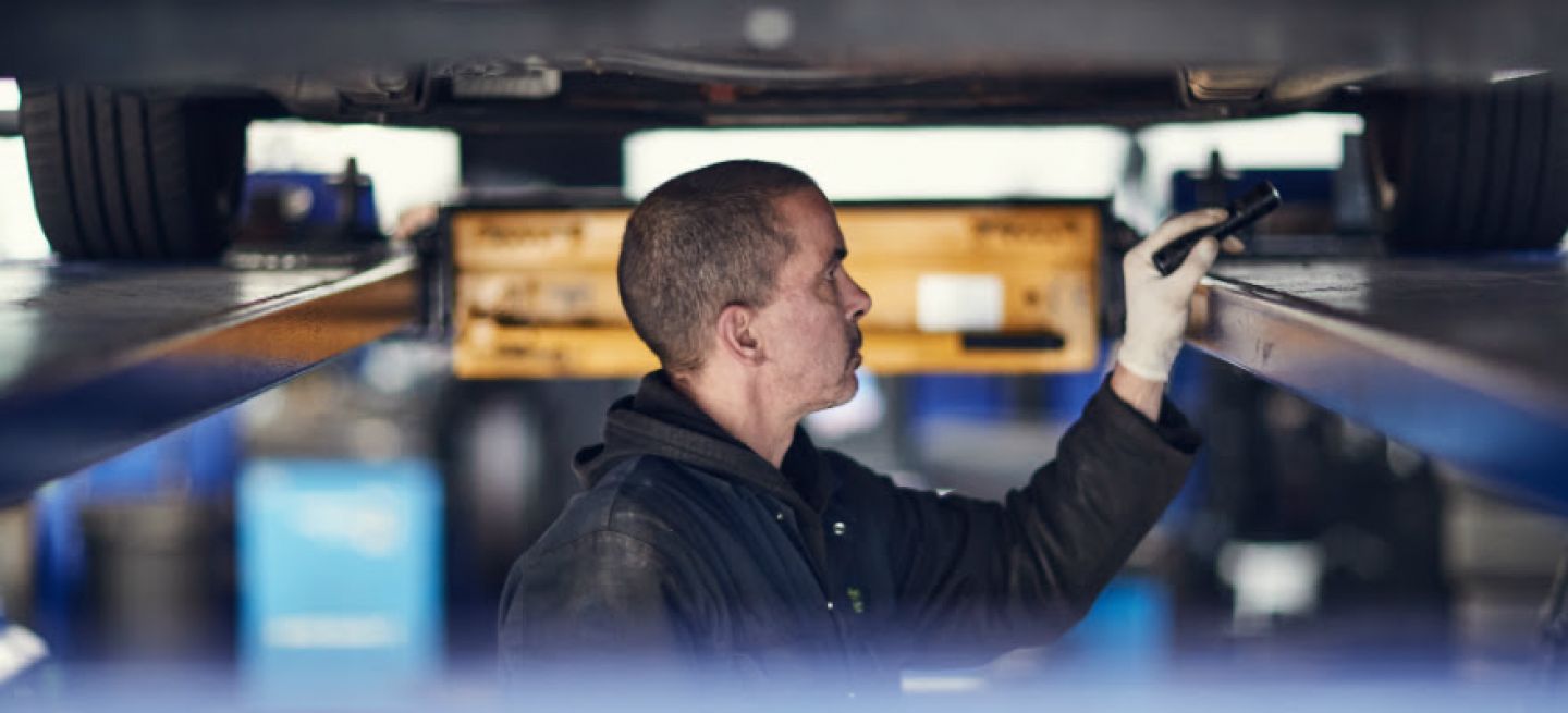 Conductor en el asiento trasero, posiblemente esperando la inspección técnica.