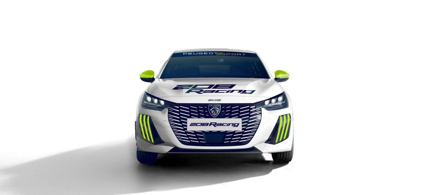 Vista frontal del Peugeot 208 Racing que evoca el espíritu deportivo del desafío de los 90.