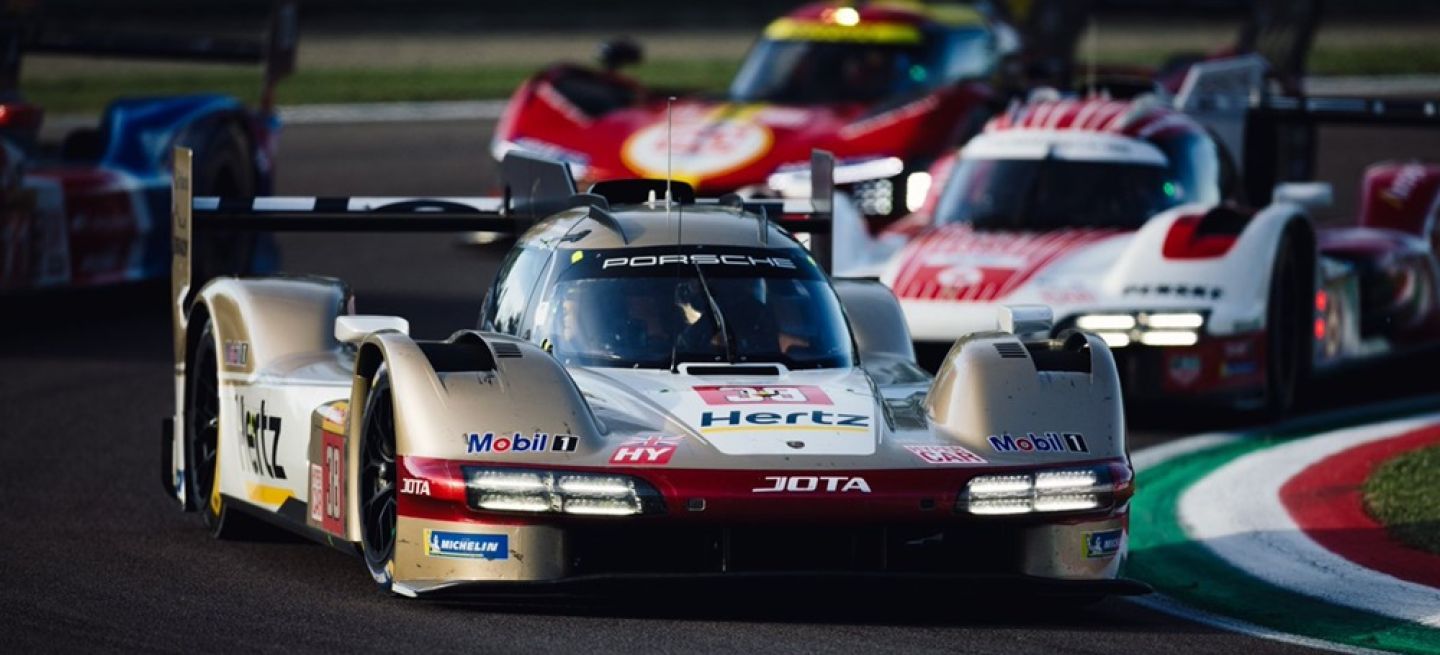 Porsche de competición en acción durante el evento en Imola