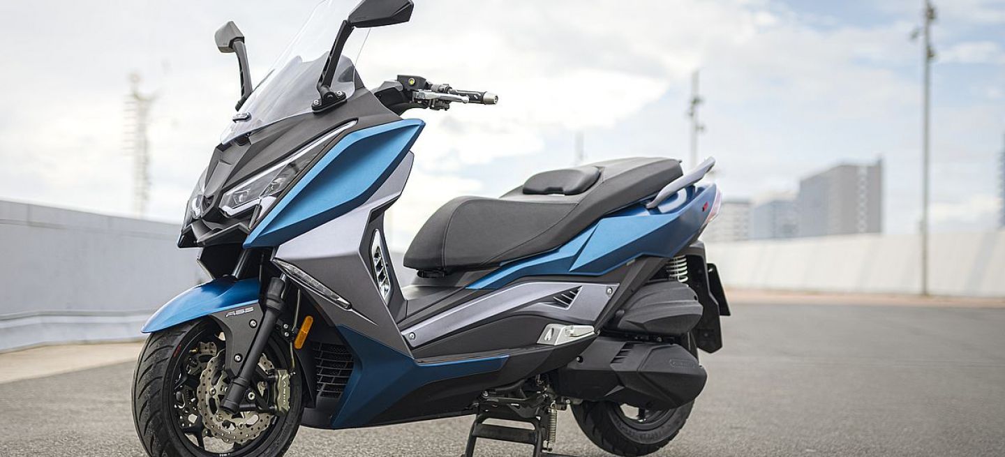 Scooter moderno con diseño deportivo y más de 23 CV, oferta 700 € descuento en agosto.