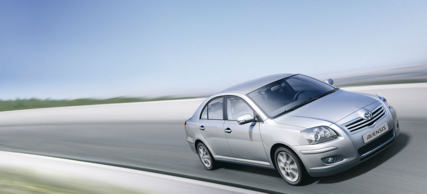 Perfil dinámico del Toyota Avensis 2004, destacando su línea aerodinámica.