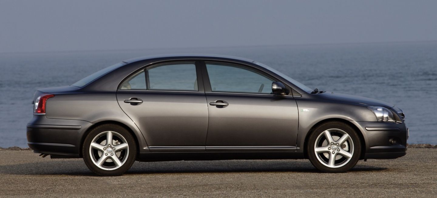 Vista lateral del Toyota Avensis del 2004, mostrando líneas clásicas y robustas.