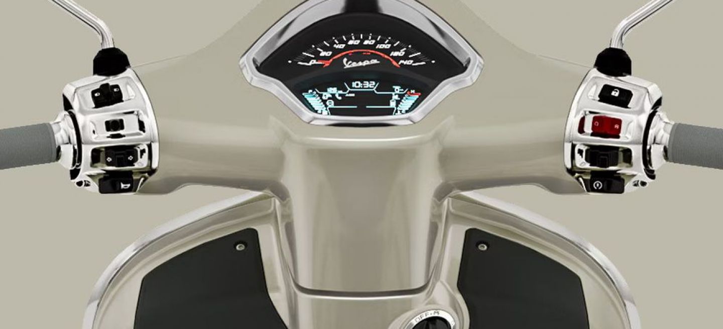 Panel de instrumentos de la nueva Vespa GTS 310 Euro 5+, con un diseño moderno y funcional.