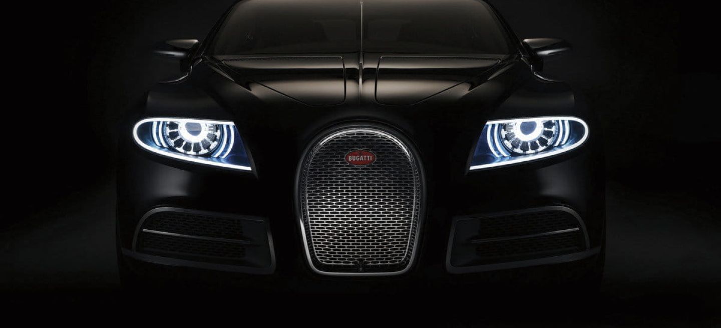 Frontal imponente del Bugatti Galibier con su característica parrilla y faros LED.