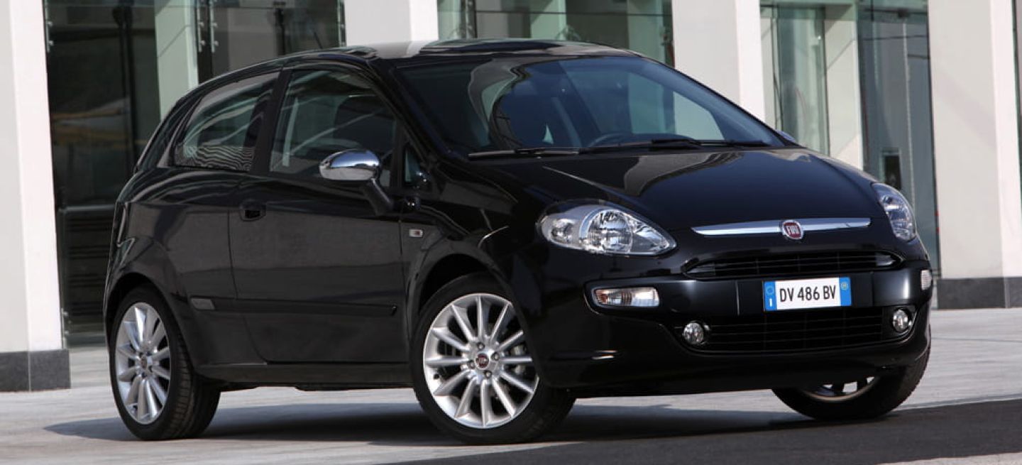 Perfil lateral del Fiat Punto Evo mostrando líneas de diseño.