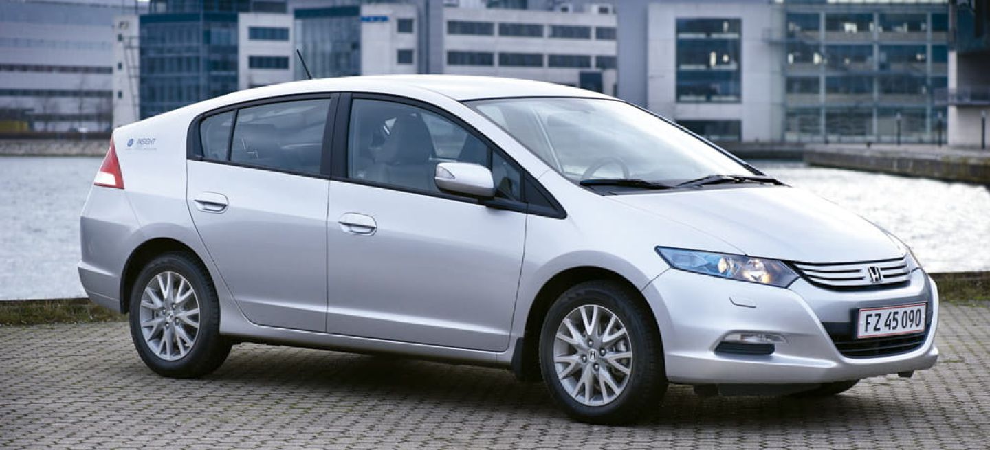 Perfil del Honda Insight destacando su línea aerodinámica.