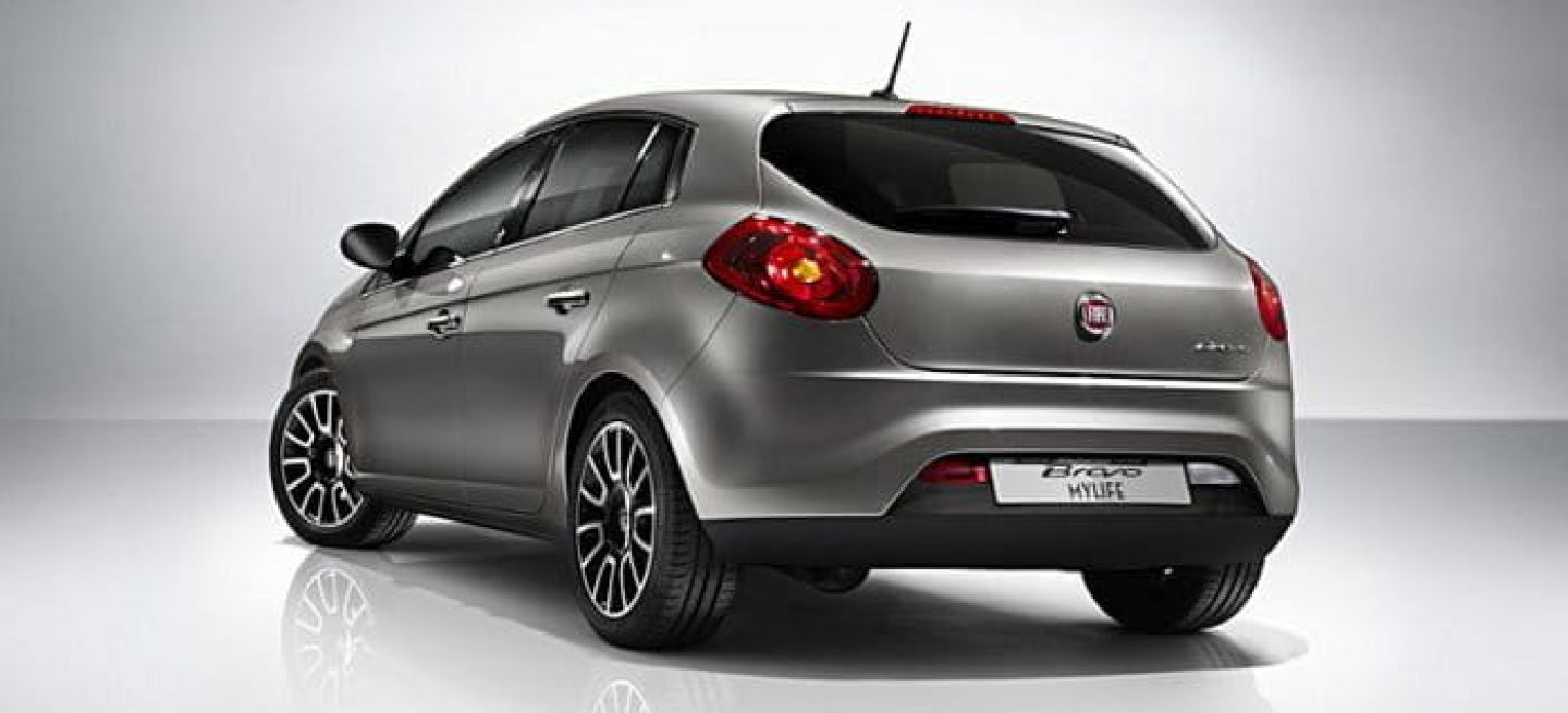 Vista trasera lateral del Fiat Bravo, mostrando las líneas y diseño característico.