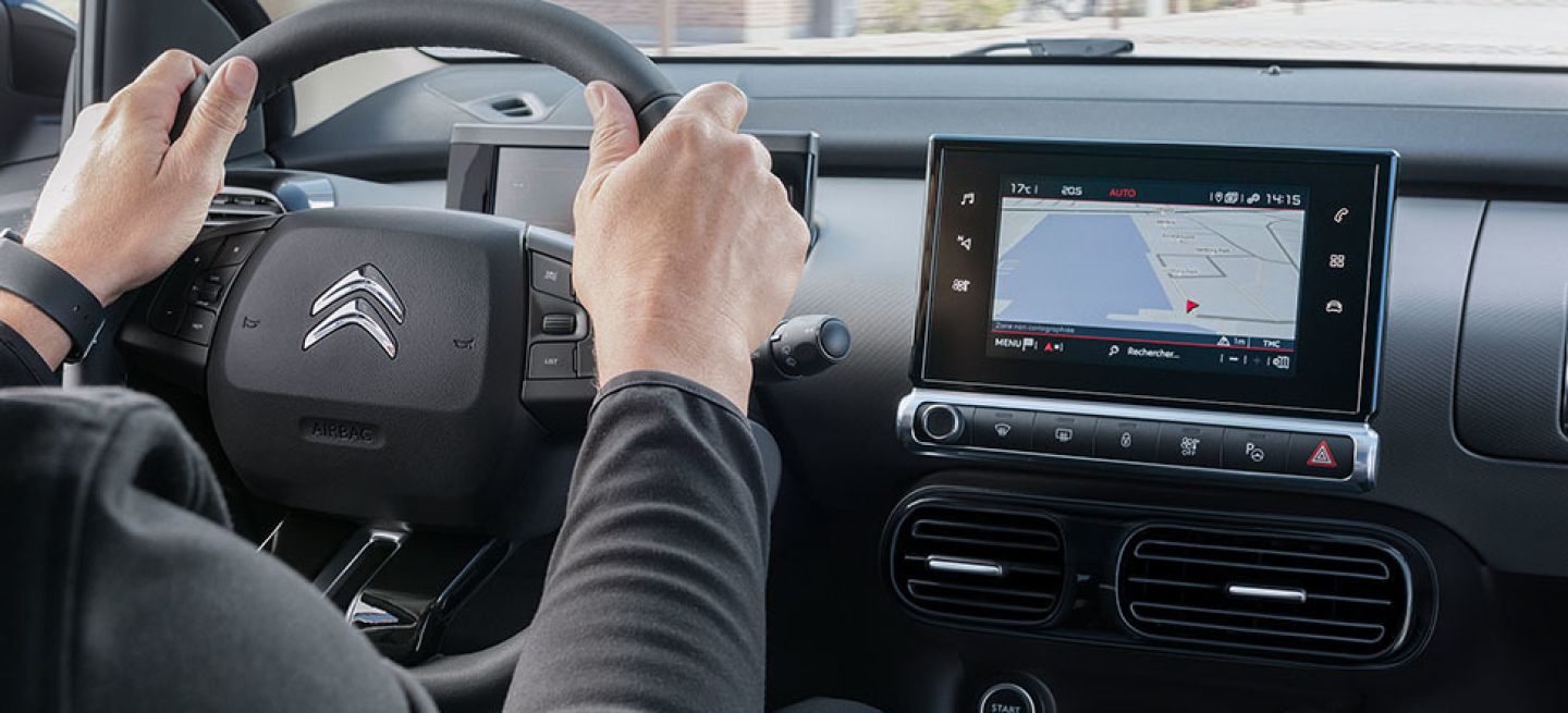 Clásico y ergonómico volante Citroën con pantalla táctil integrada