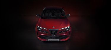 Vista frontal del nuevo Alfa Romeo Junior 2024 en un tono rojo Brera