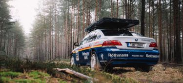 Vista trasera del BMW Serie 7 4x4 preparado para rally en un entorno boscoso