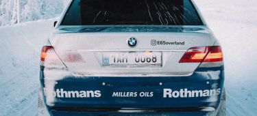 Vista trasera del BMW Serie 7 4x4 cubierto de nieve, mostrando detalle de luces y alerón.