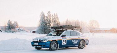 BMW Serie 7 con tracción 4x4 deslizándose sobre un manto de nieve.