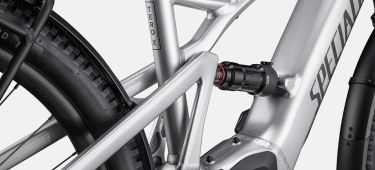 Vista detallada de la e-bike Specialized Turbo Tero, enfocando en la unión del cuadro y motor.