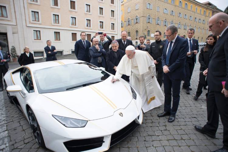 El Lamborghini Huracán LP580-2 del Papa se vende por ¡ euros!, que  irán destinados a la caridad | Diariomotor