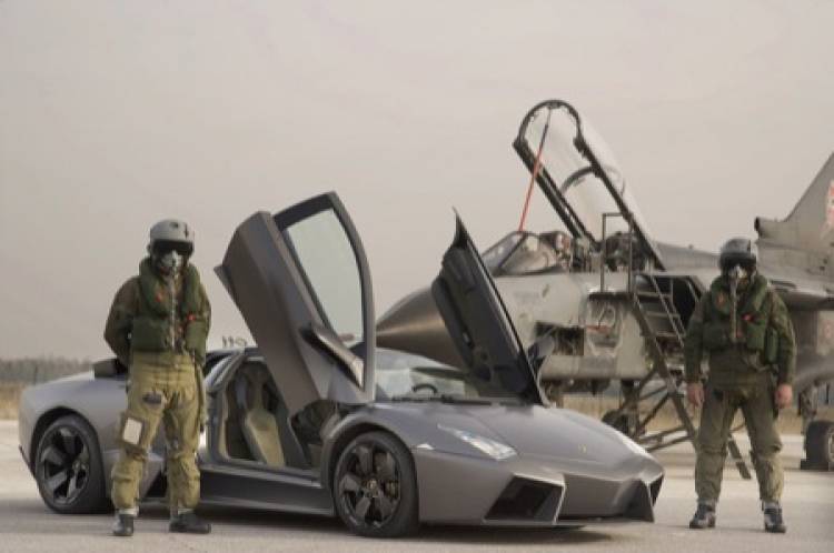 Lamborghini Reventón vs Panavia Tornado, en vídeo | Diariomotor