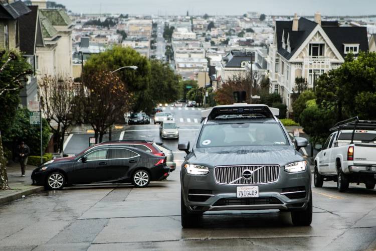 Arizona suspende las pruebas de coches autónomos de Uber 