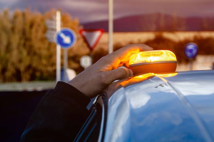 Vodafone pone a la venta su baliza conectada para coches: Help Flash IoT  con conexión para 12 años y rebajada