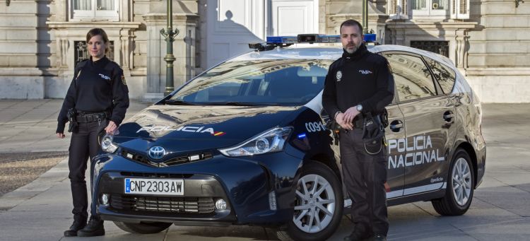 La Policía Nacional estrena coche híbrido, su nuevo coche patrulla es un  Toyota Prius