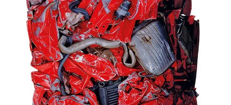 Restos de un Ferrari 360 tras un proceso de destrucción por derechos de autor.